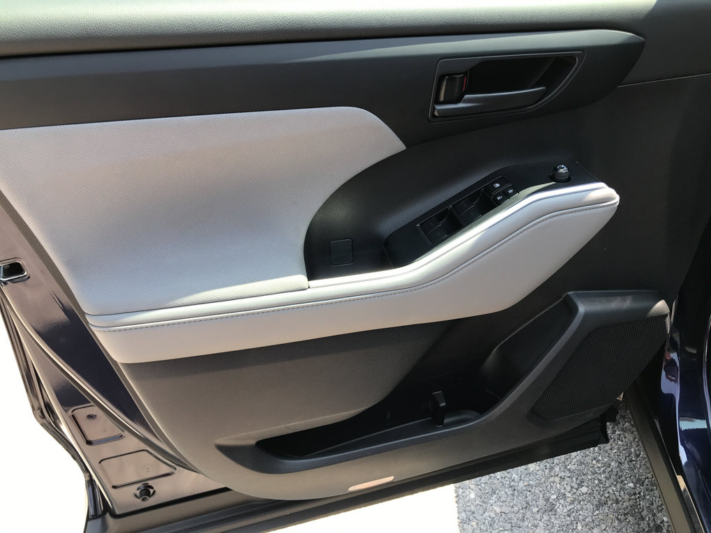 Used 2023 Toyota Highlander LE FWD image 13
