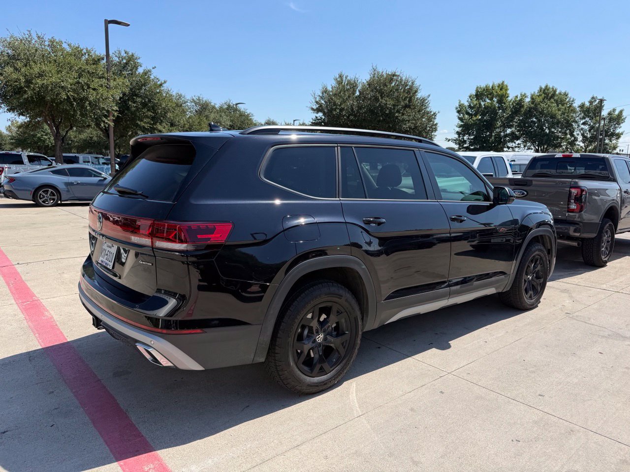 Used 2025 Volkswagen Atlas Peak Edition SE AWD/4WD image 2