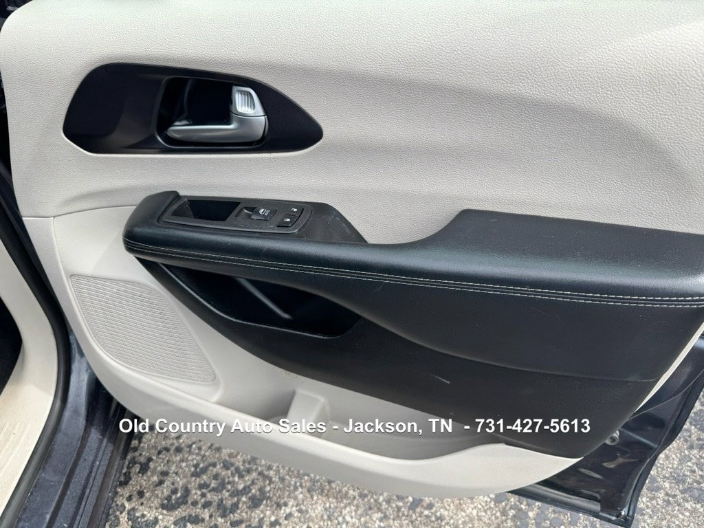 Used 2020 Chrysler Pacifica Limited FWD image 11