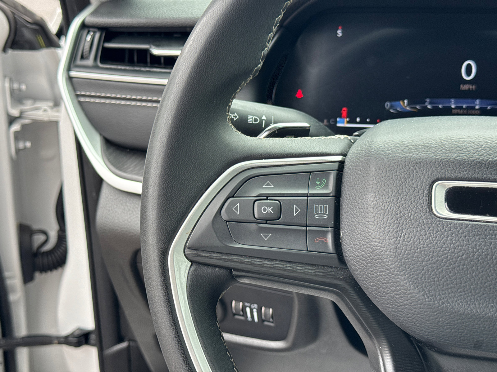 Used 2024 Jeep Grand Cherokee Laredo image 23