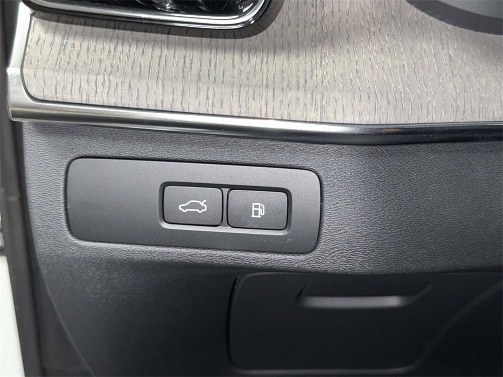 Used 2025 Volvo XC90 T8 Plus image 27