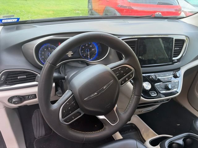 Used 2023 Chrysler Pacifica Touring-L FWD image 12