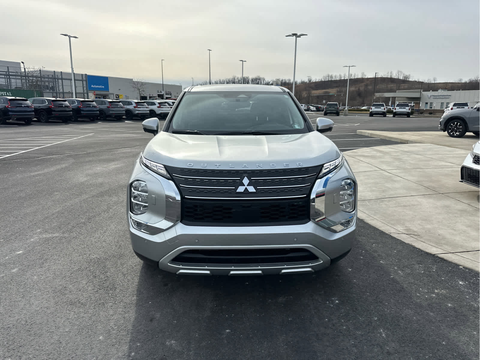 Used 2024 Mitsubishi Outlander SE image 2