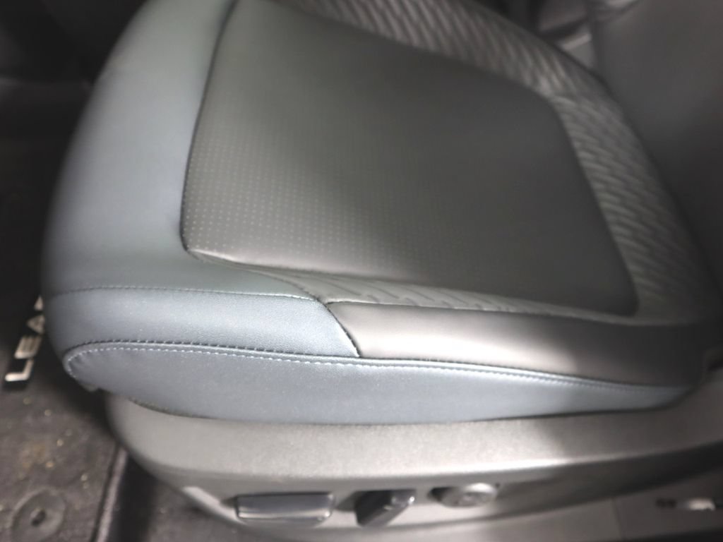 New 2026 Nissan Leaf Platinum+ w/ Floor Mat Package (Platinum+) FWD image 19