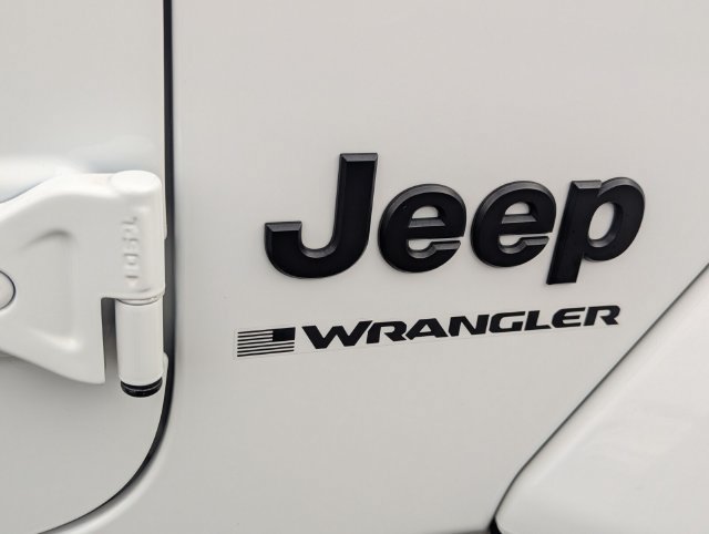Used 2025 Jeep Wrangler Unlimited Sahara AWD/4WD image 9