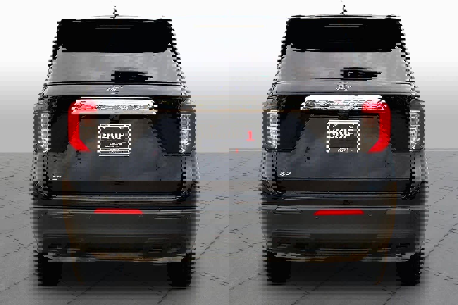 Used 2024 Ford Explorer XLT RWD image 5