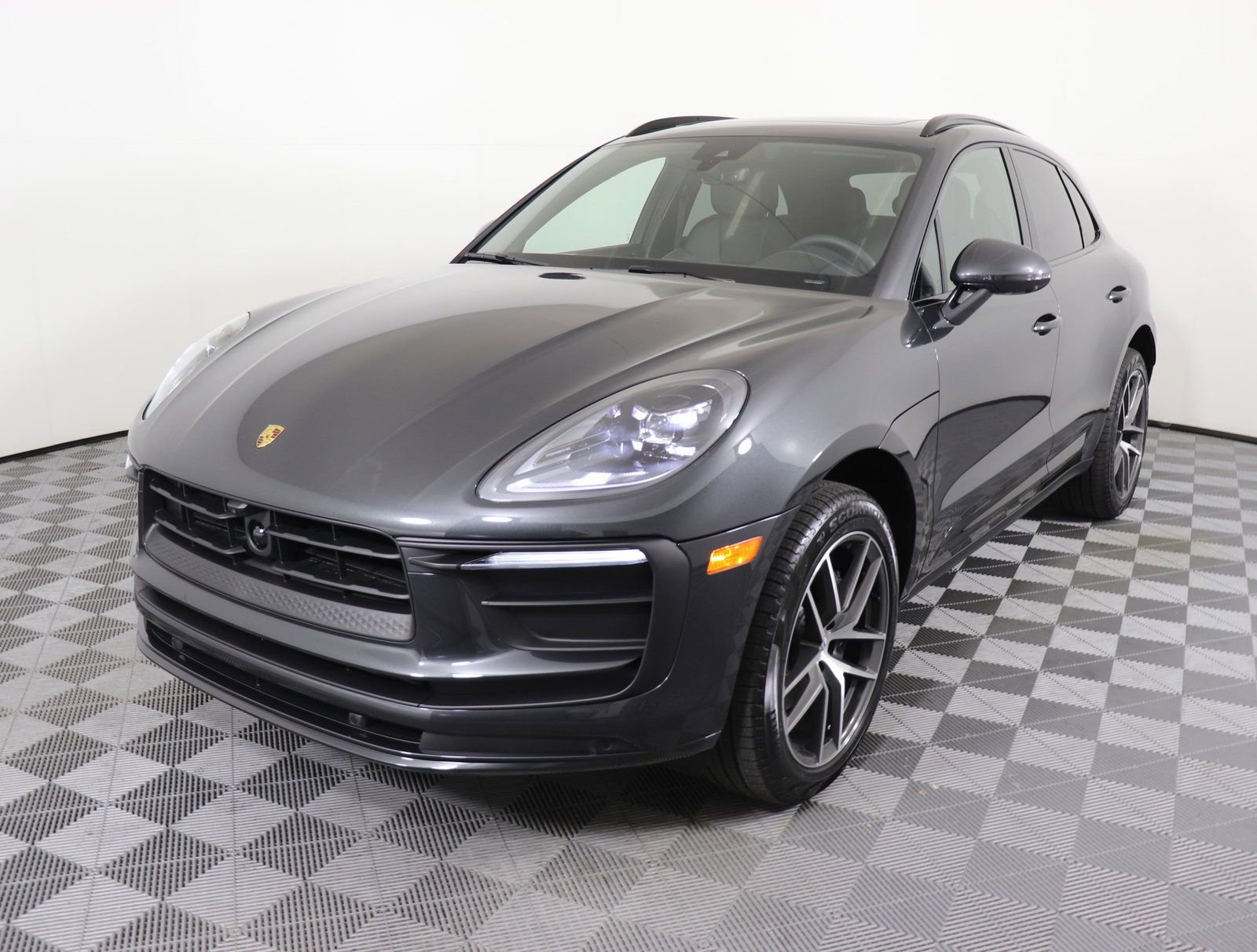Certified 2025 Porsche Macan AWD/4WD image 25