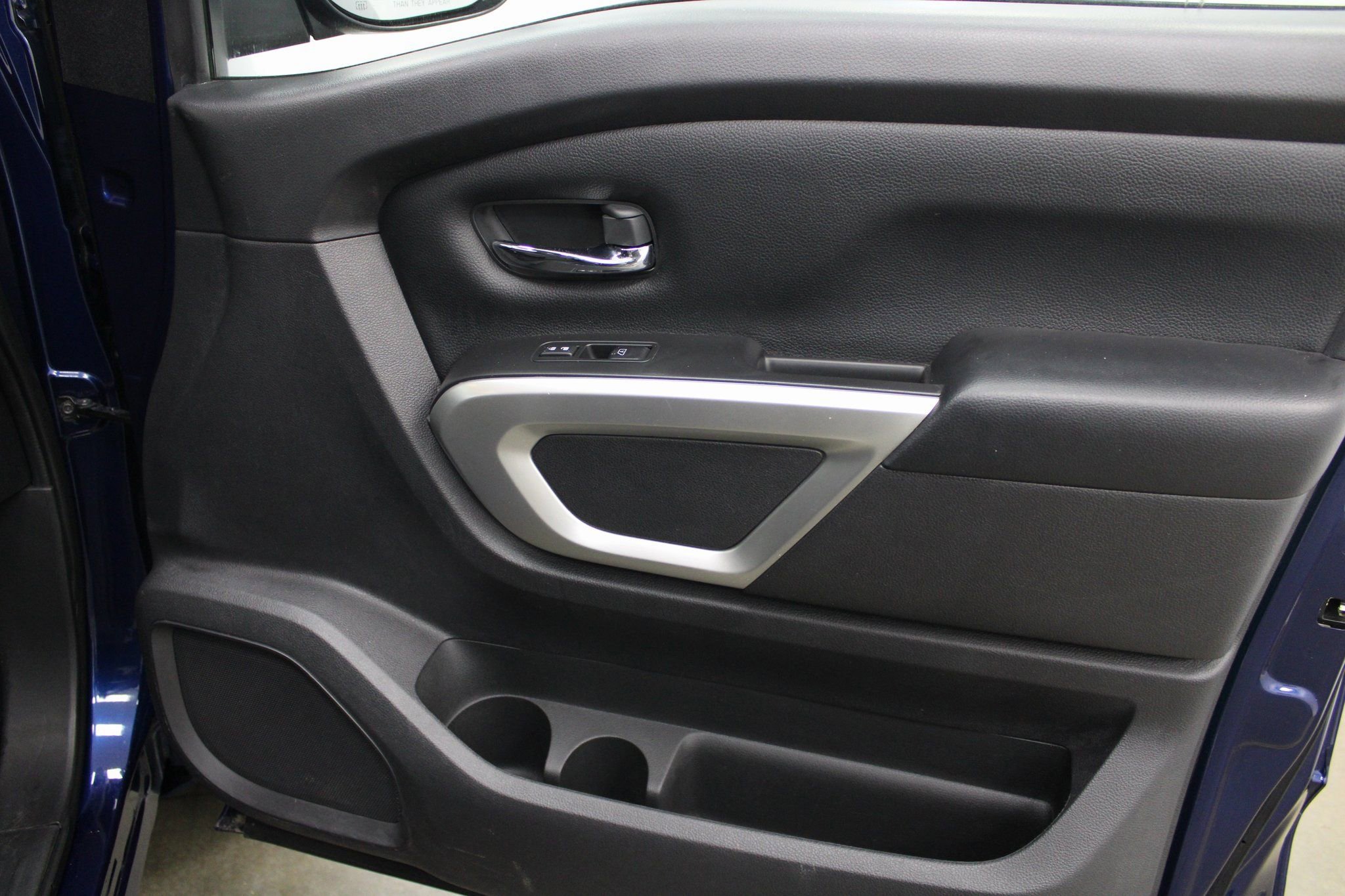 Used 2022 Nissan Titan SV image 25