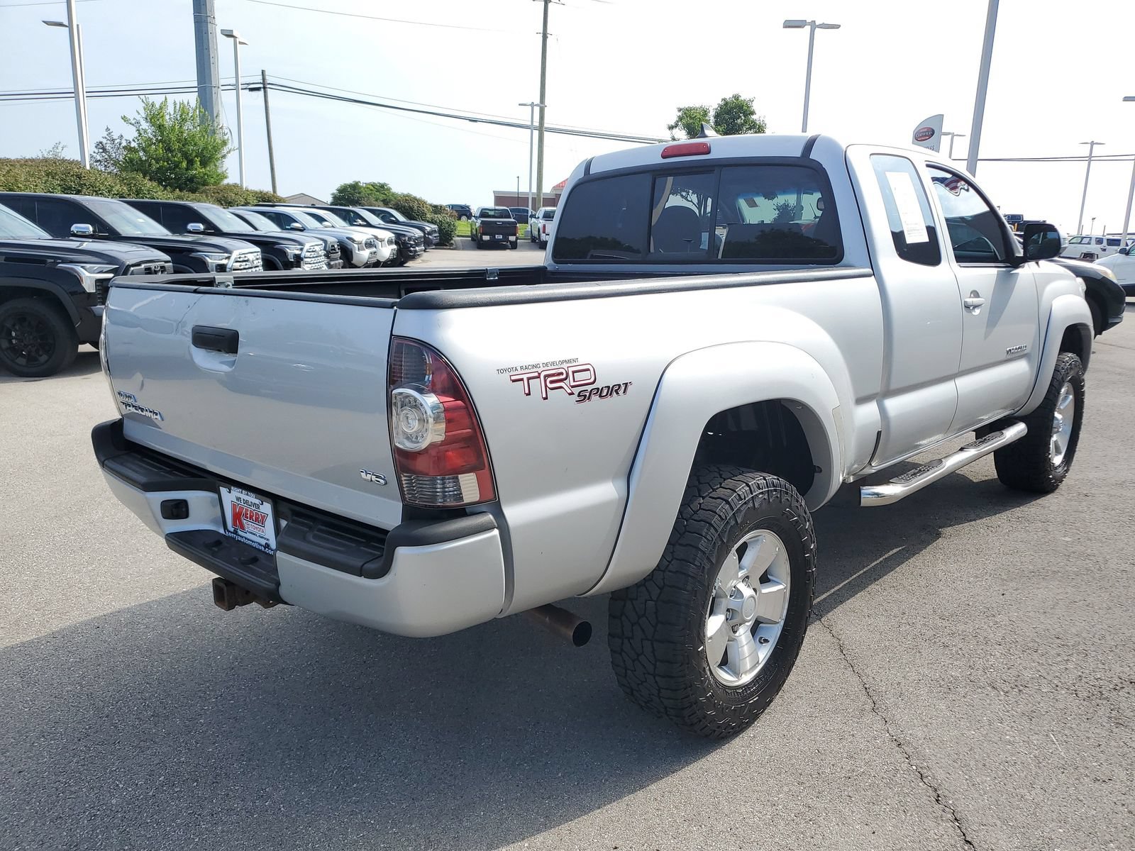 Used 2012 Toyota Tacoma 4x4 Access Cab V6 w/ TRD Sport Pkg image 4