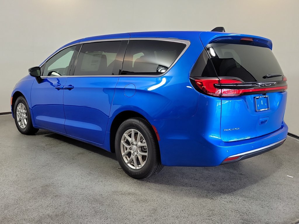 New 2027 Chrysler Pacifica Select FWD image 5