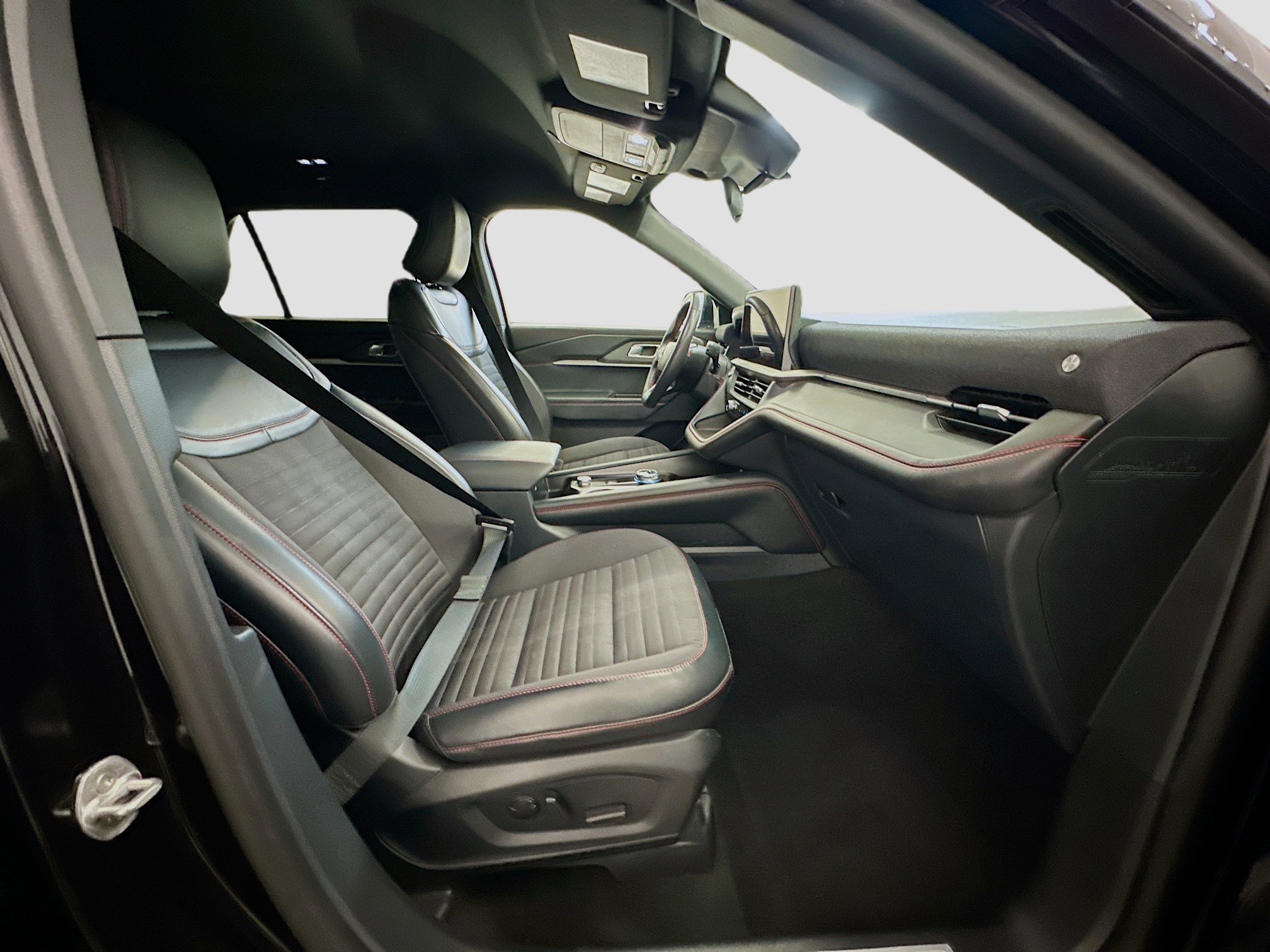 Used 2025 Ford Explorer ST-Line image 34