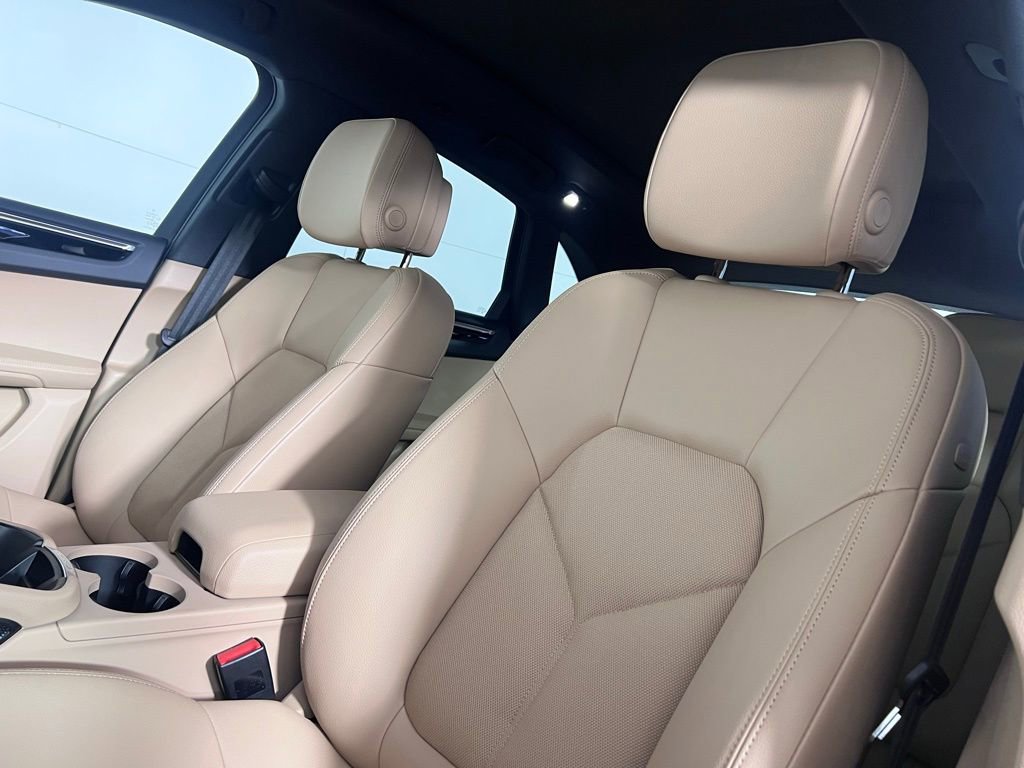 Certified 2025 Porsche Macan image 5
