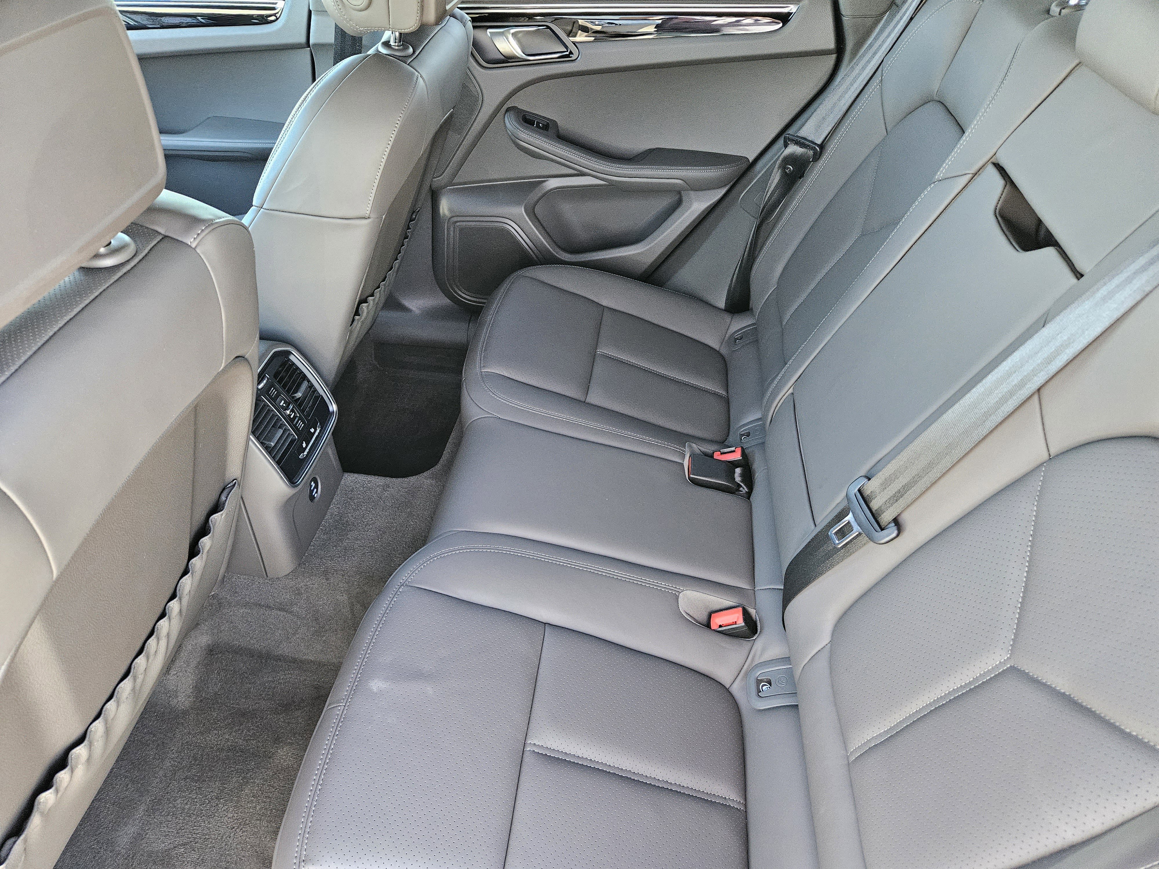 Certified 2025 Porsche Macan image 28