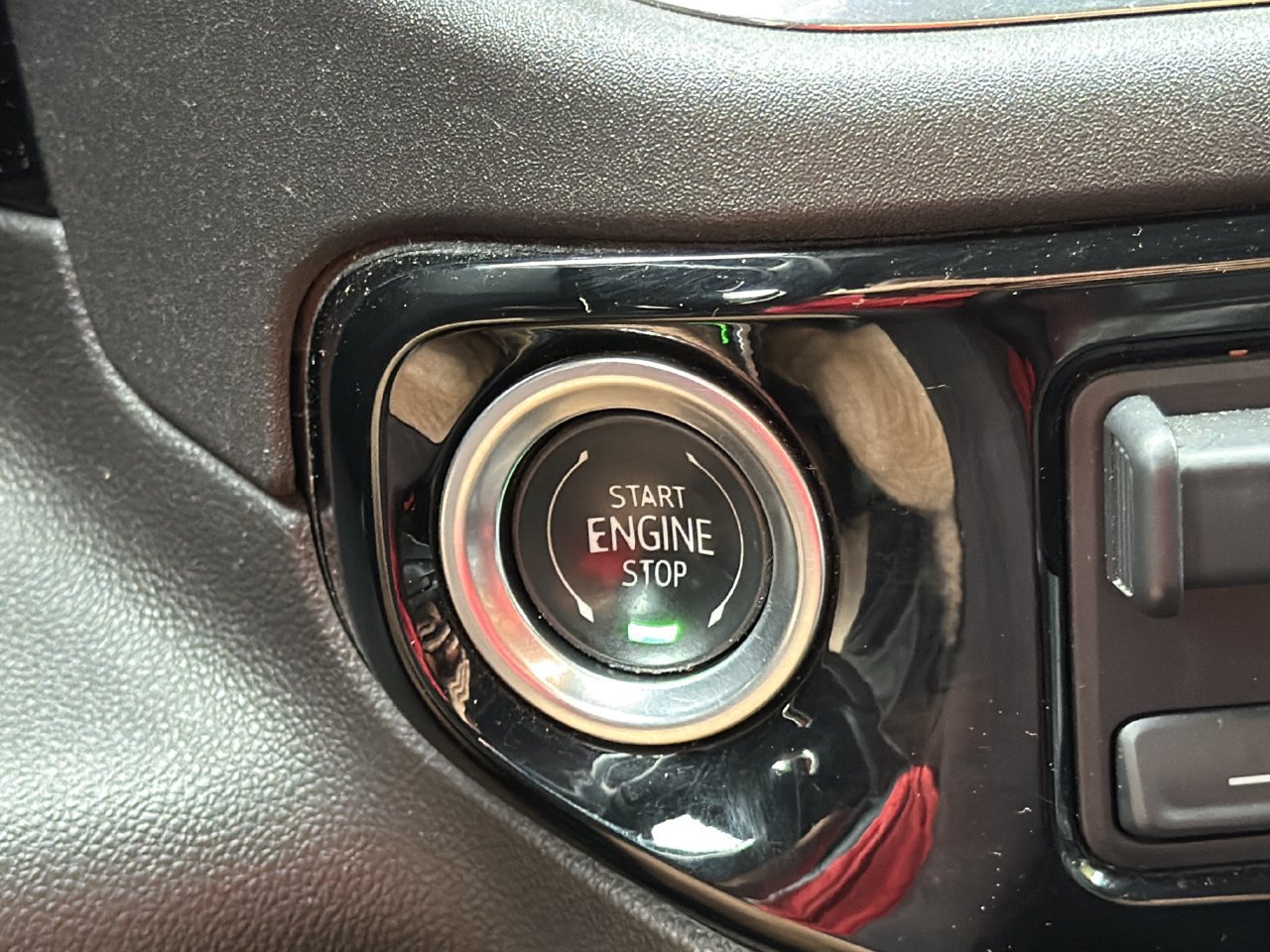 Used 2025 GMC Sierra 1500 SLT RWD image 7