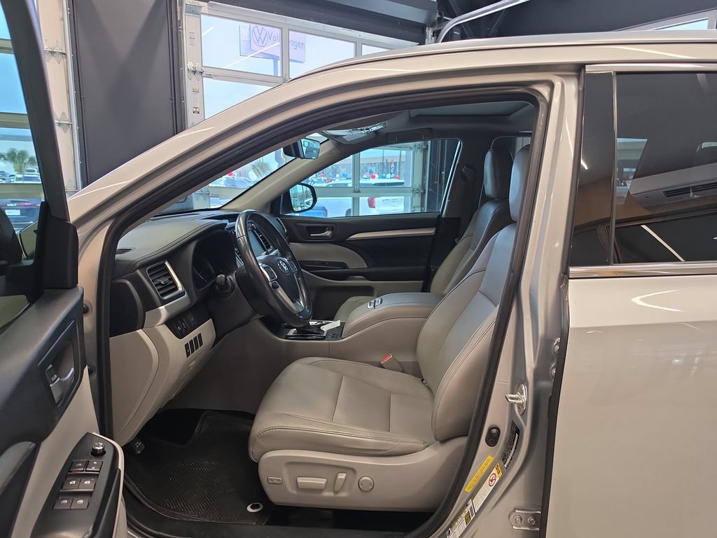 Used 2018 Toyota Highlander XLE FWD image 13