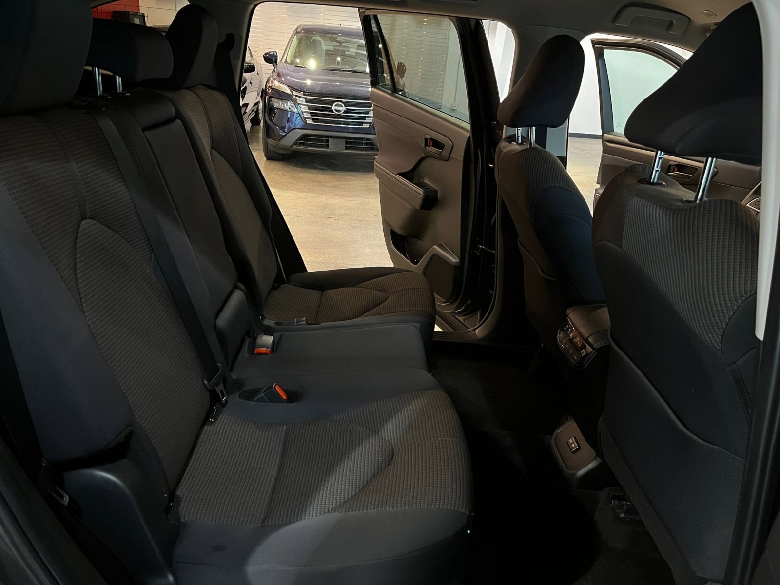 Used 2025 Toyota Highlander LE FWD image 39