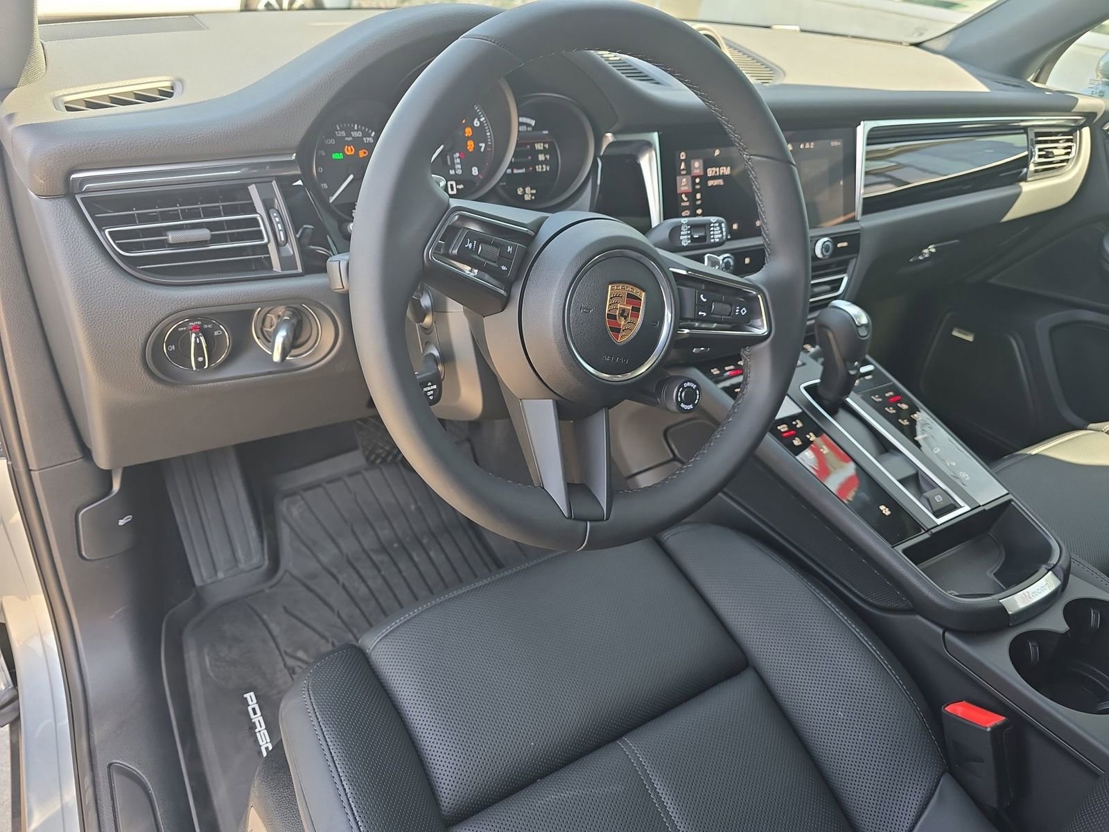 New 2026 Porsche Macan image 4