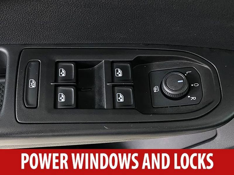 Used 2023 Volkswagen Taos SE w/ Panoramic Sunroof Package FWD image 8
