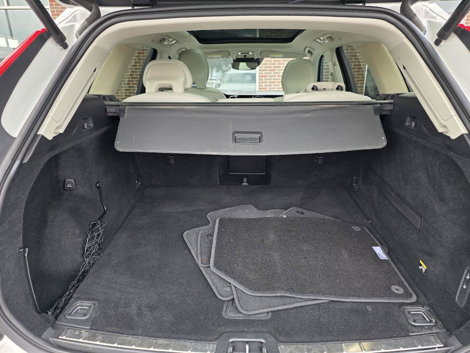 Used 2019 Volvo XC60 T5 Momentum w/ Premium Package AWD/4WD image 16