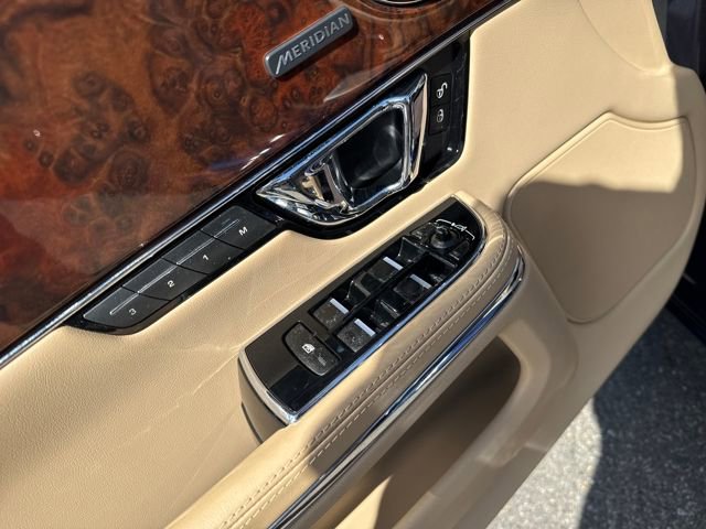 Used 2015 Jaguar XJ image 11