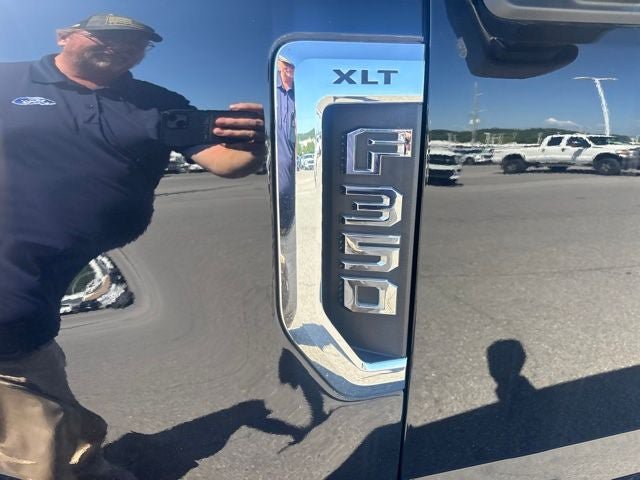 Used 2022 Ford F350 XLT w/ Black Appearance Package AWD/4WD image 4