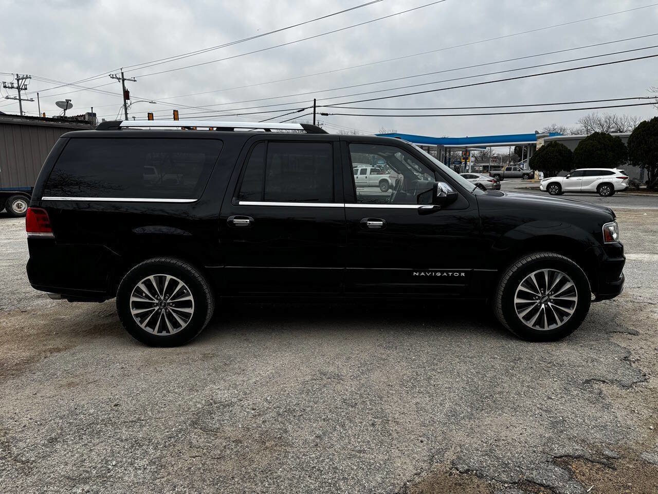 Used 2017 Lincoln Navigator L Select image 6