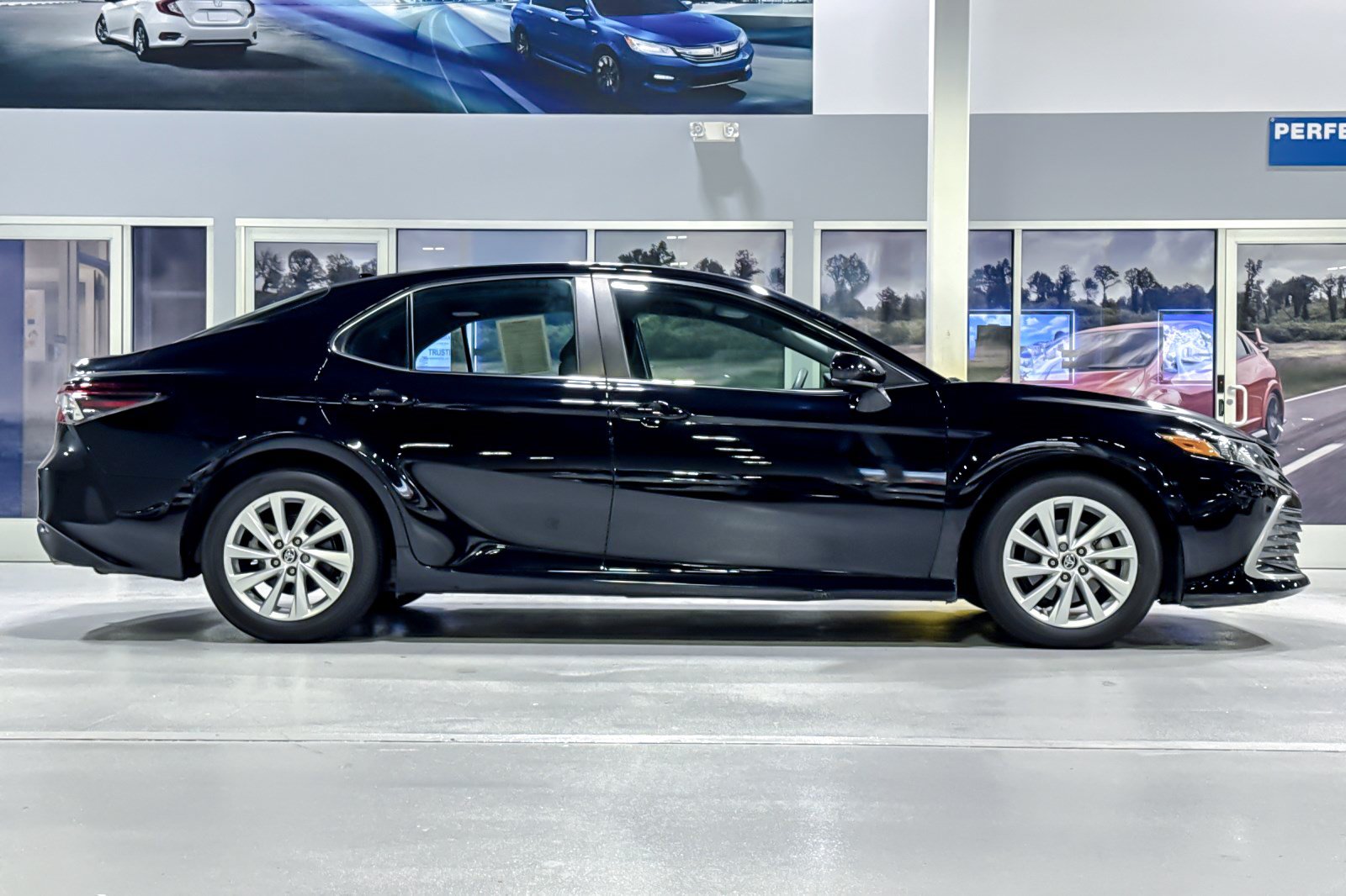 Used 2022 Toyota Camry LE FWD image 8