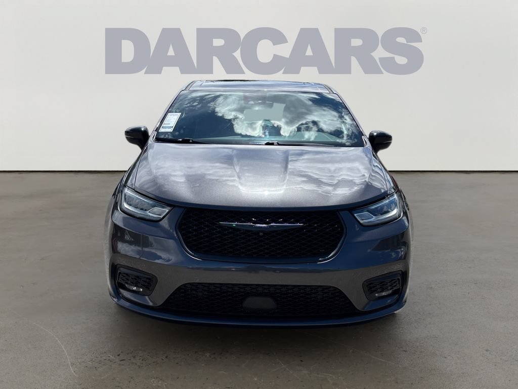 Used 2023 Chrysler Pacifica Limited w/ Uconnect Theater Family Group FWD image 2