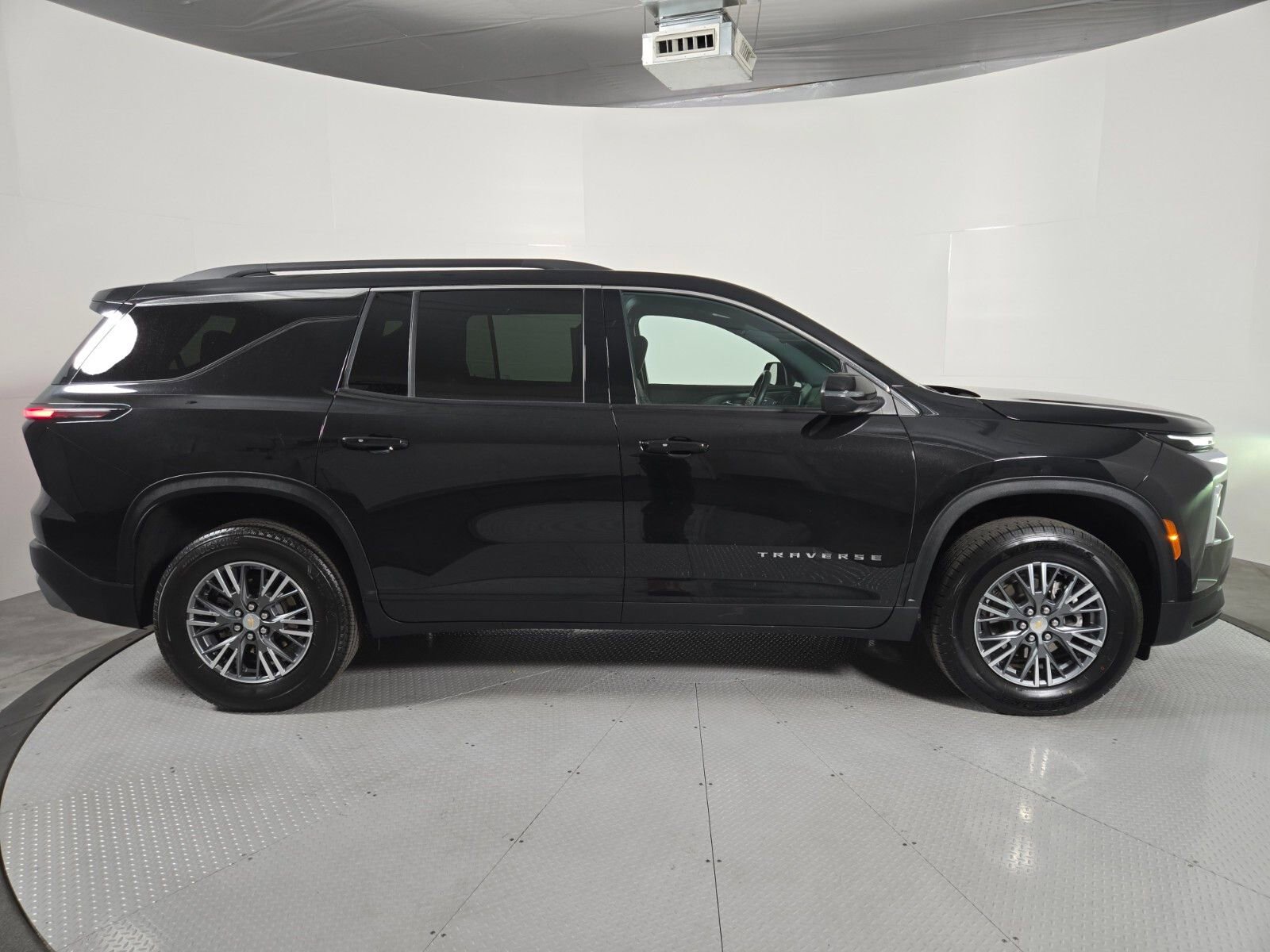 Used 2025 Chevrolet Traverse LT FWD image 3