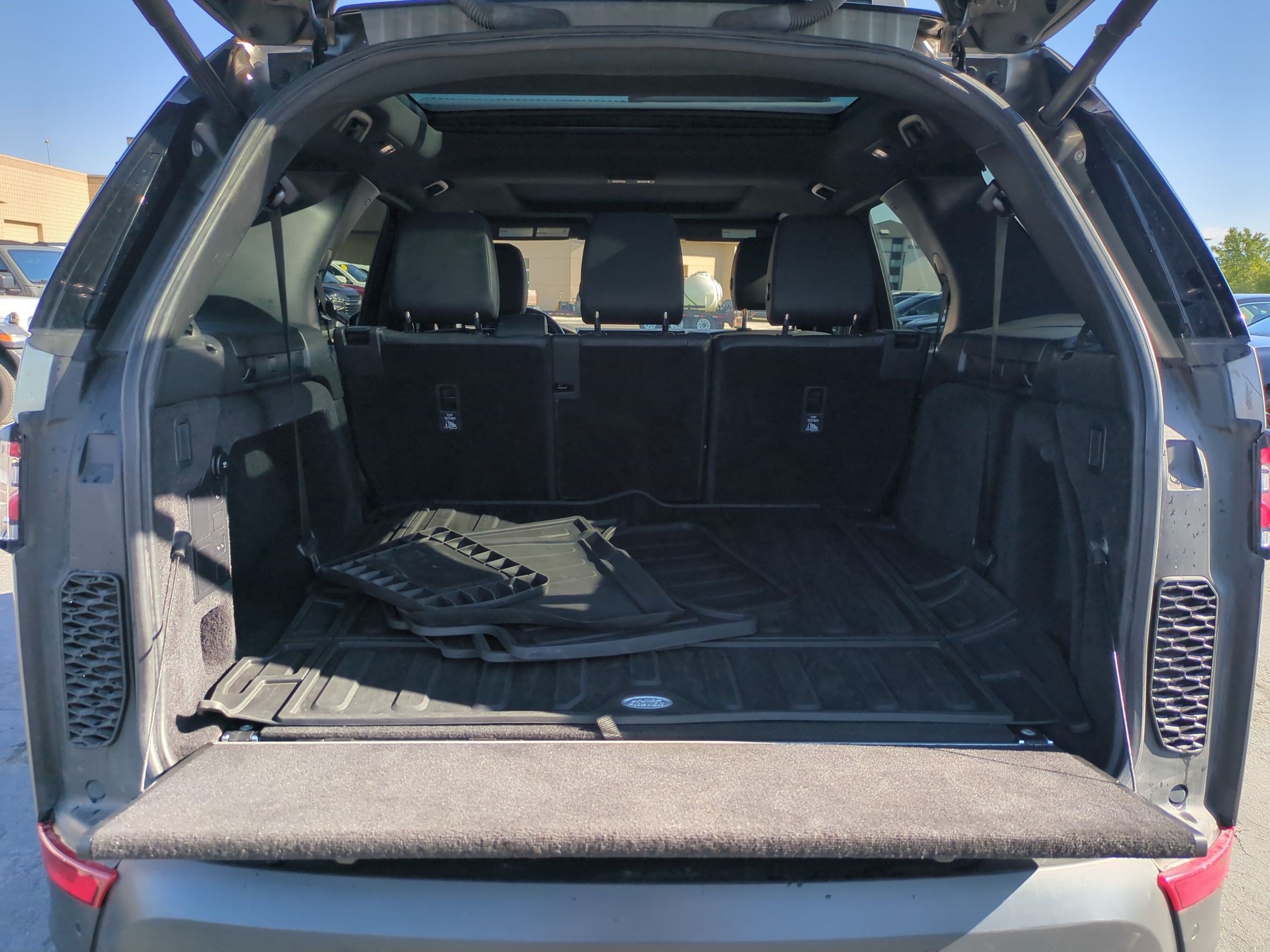 Used 2018 Land Rover Discovery HSE AWD/4WD image 32