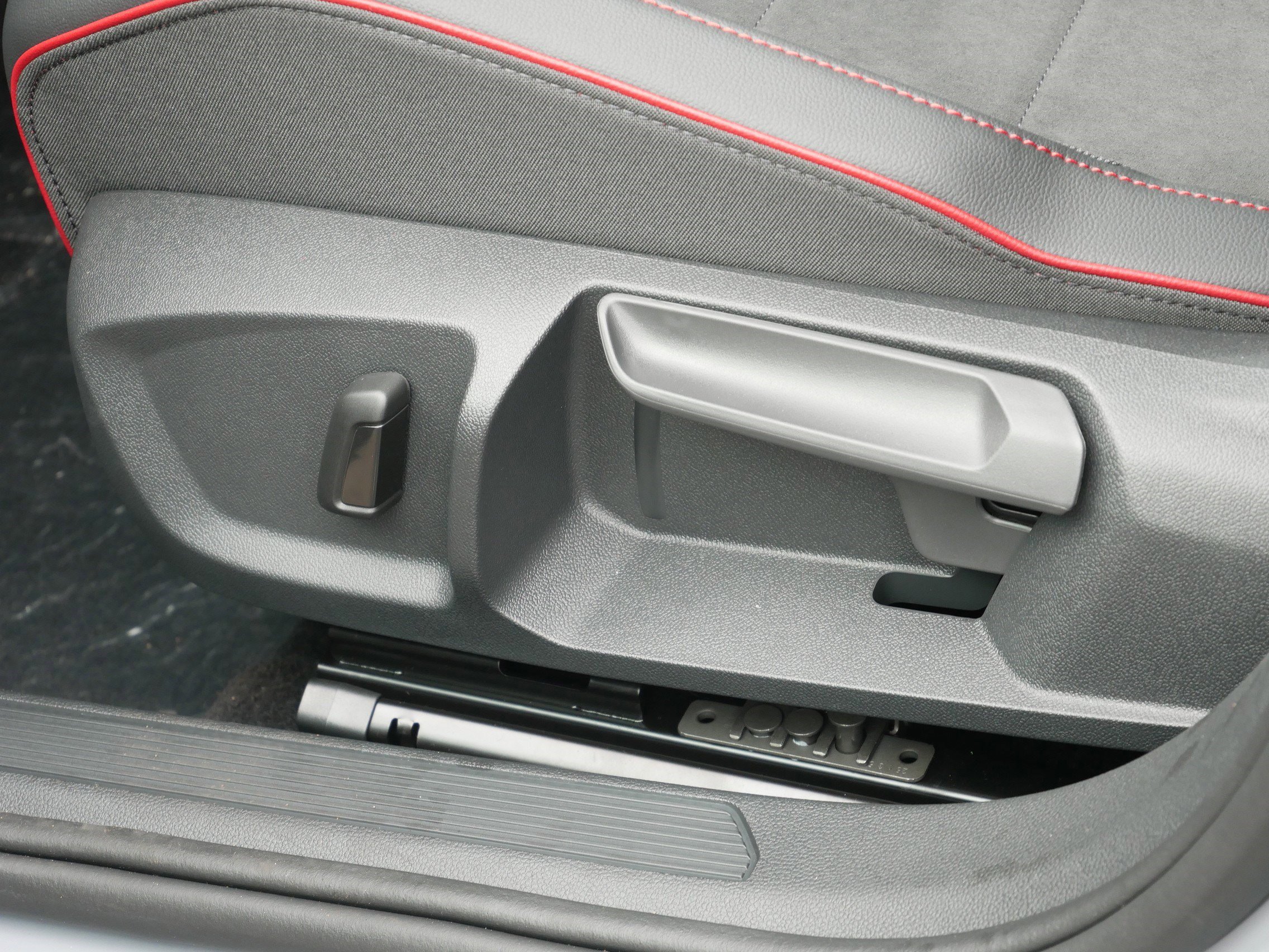 New 2025 Volkswagen GTI SE FWD image 9