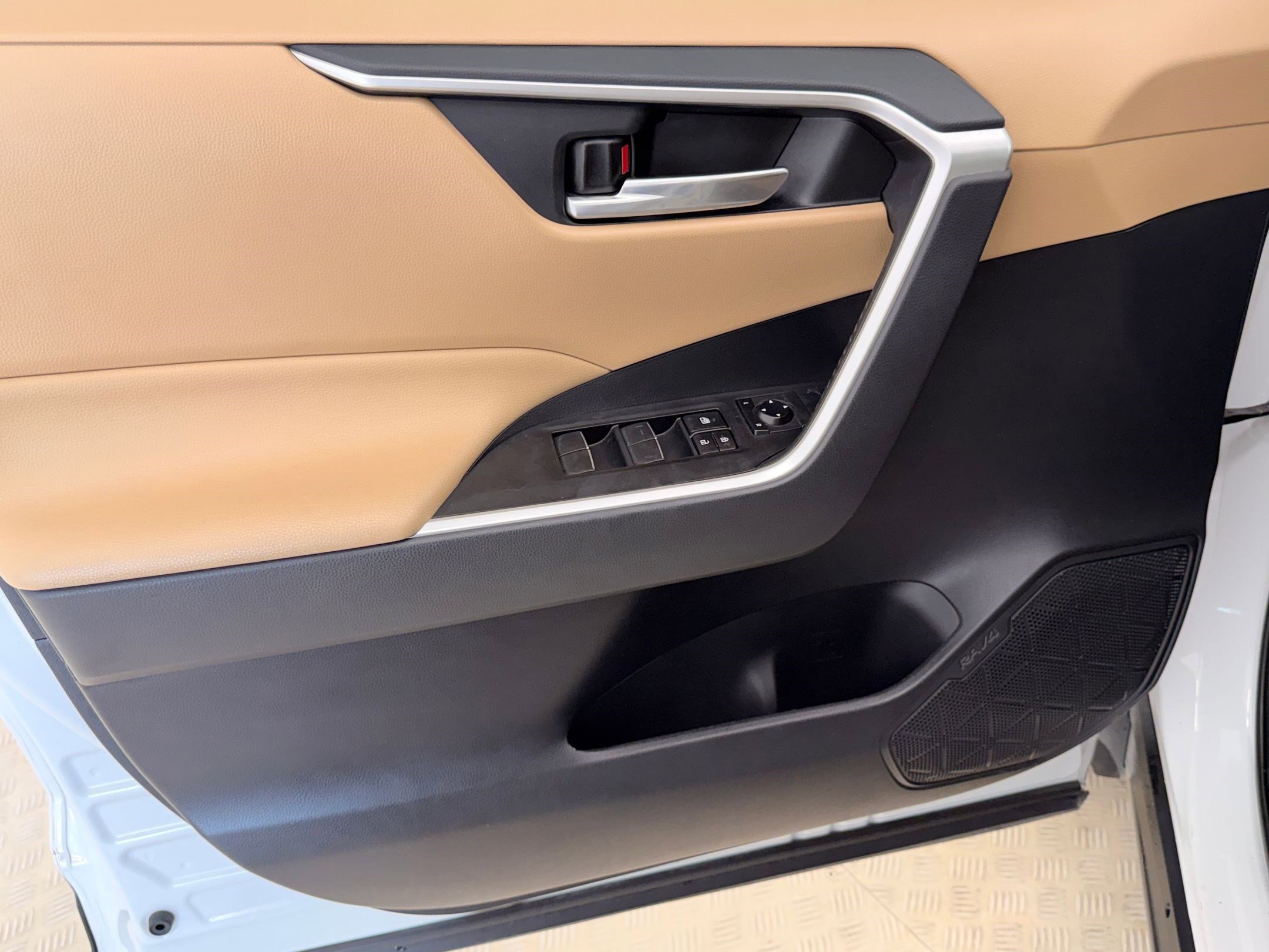 Used 2019 Toyota RAV4 XLE Premium image 13