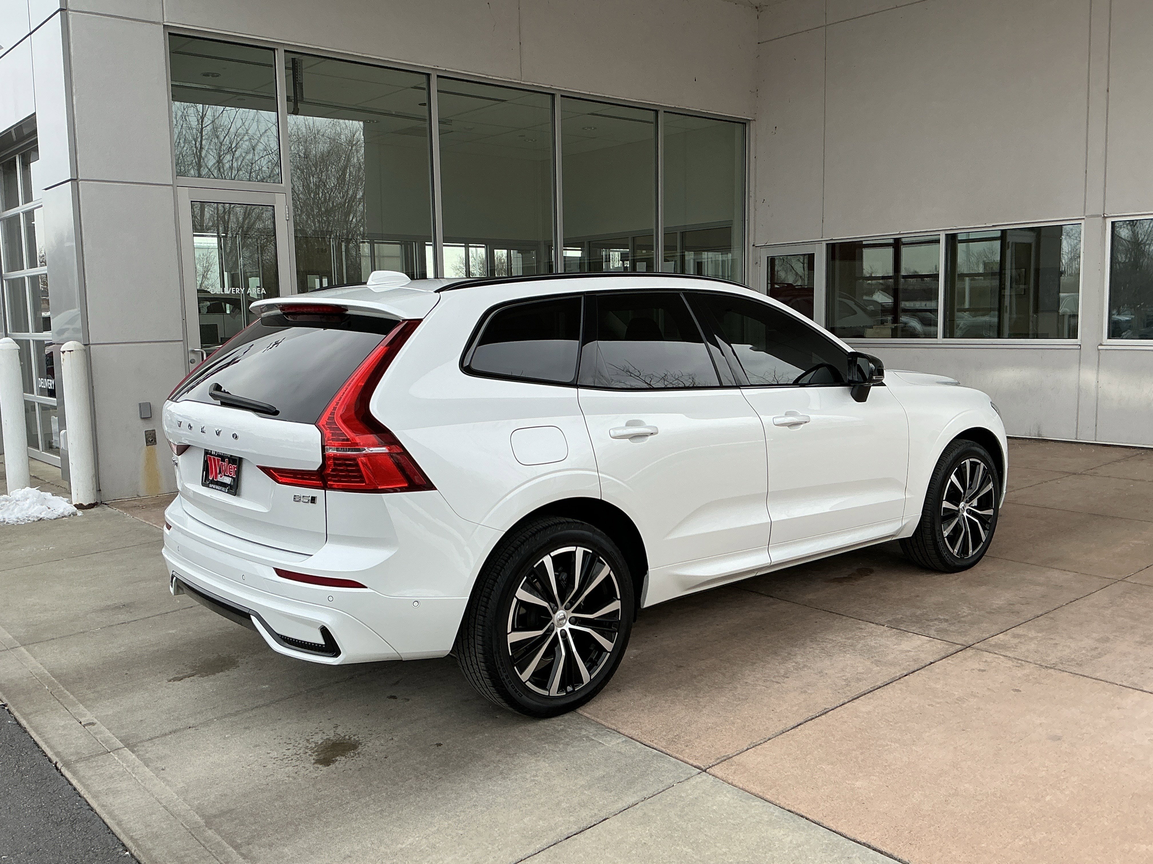 Used 2023 Volvo XC60 B5 Plus image 22