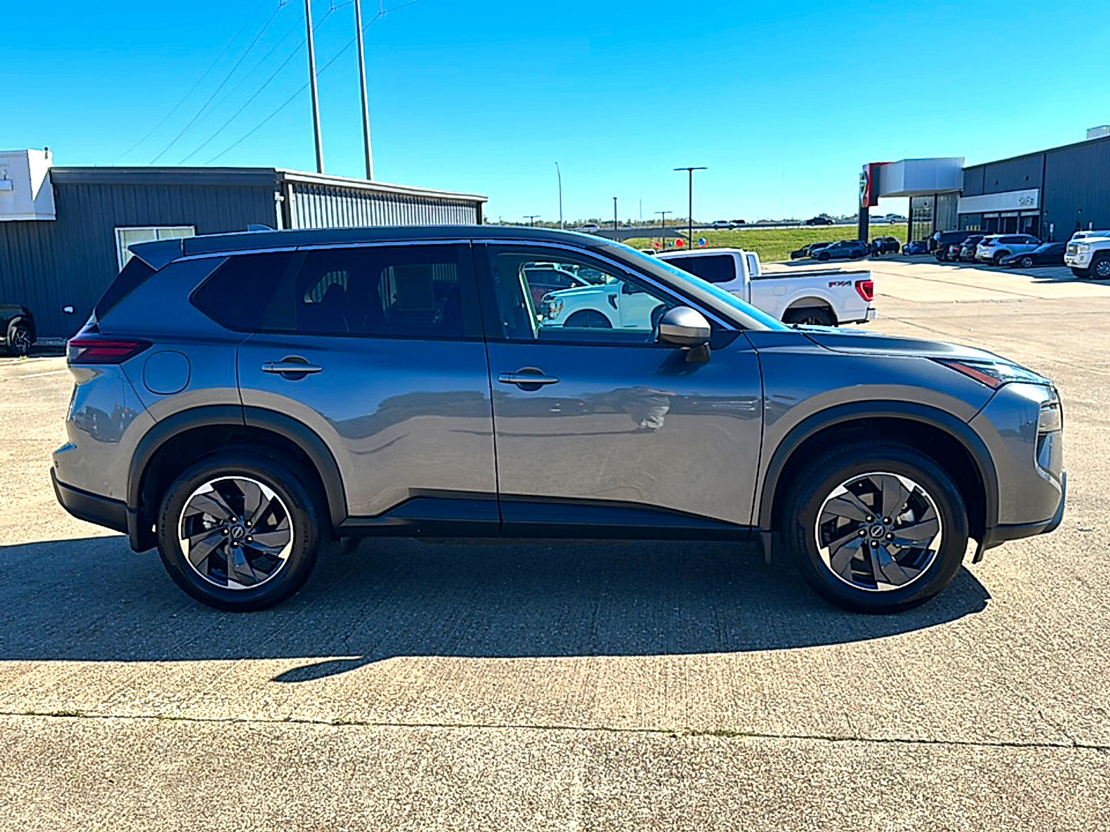 Used 2025 Nissan Rogue SV image 9