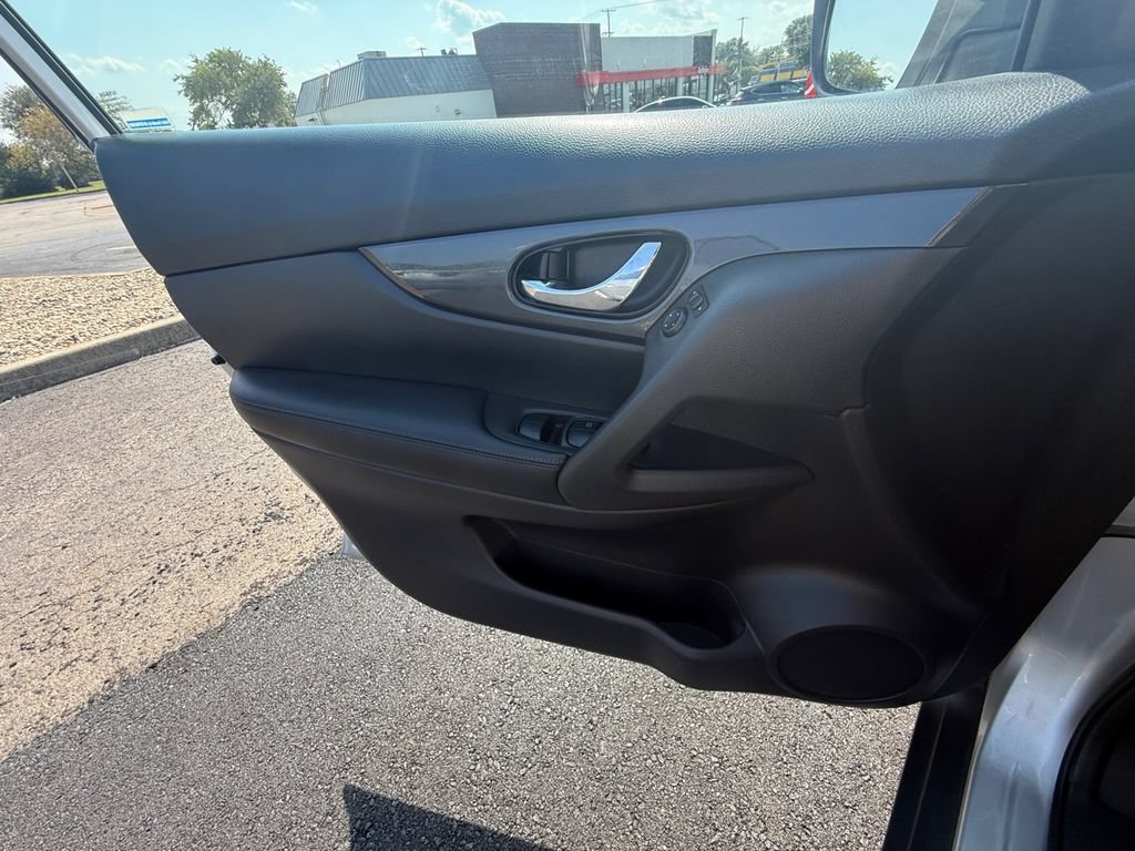 Used 2018 Nissan Rogue SV AWD/4WD image 15