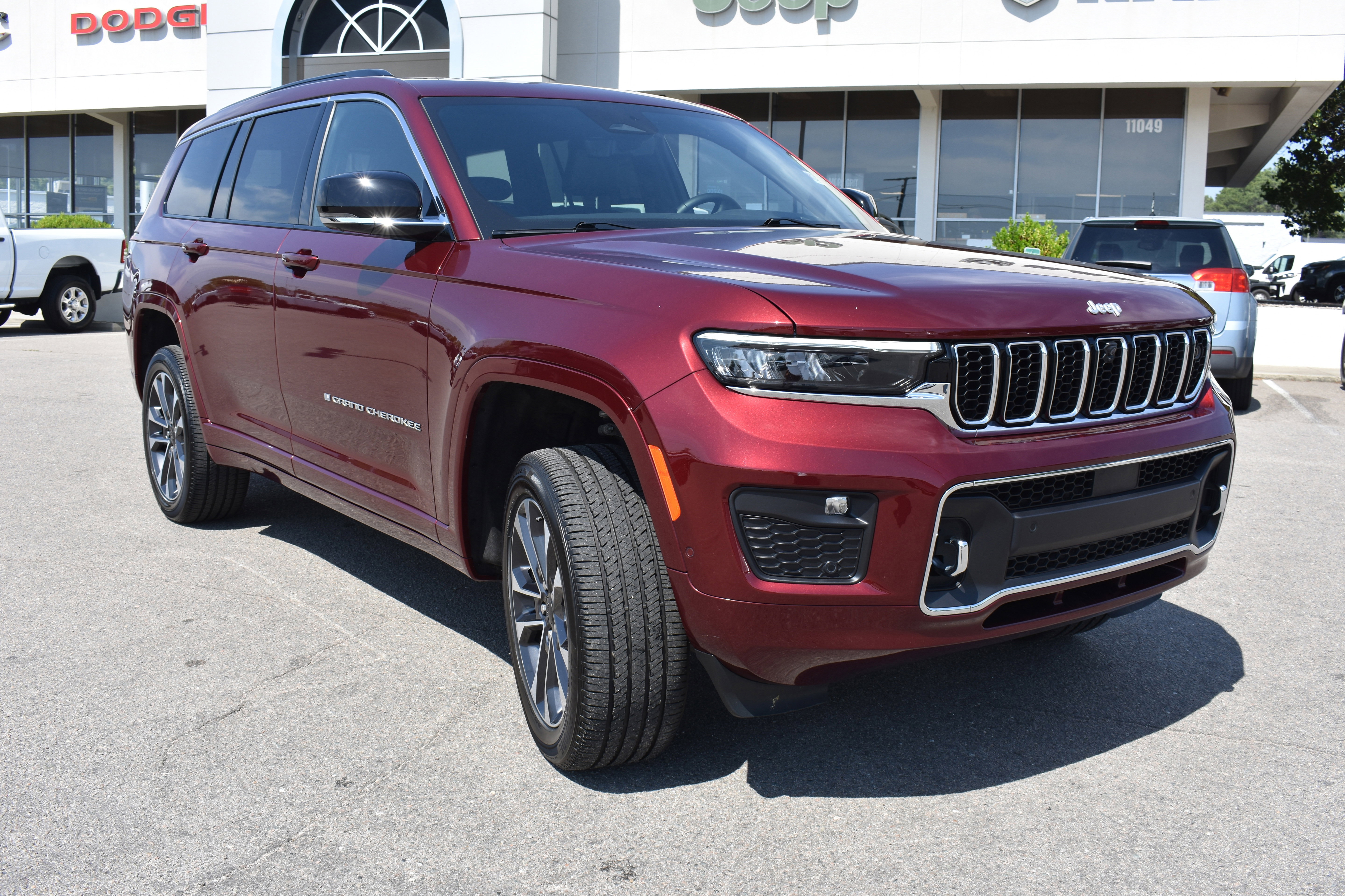Used 2025 Jeep Grand Cherokee L Overland w/ Advanced Protech Group III AWD/4WD image 3