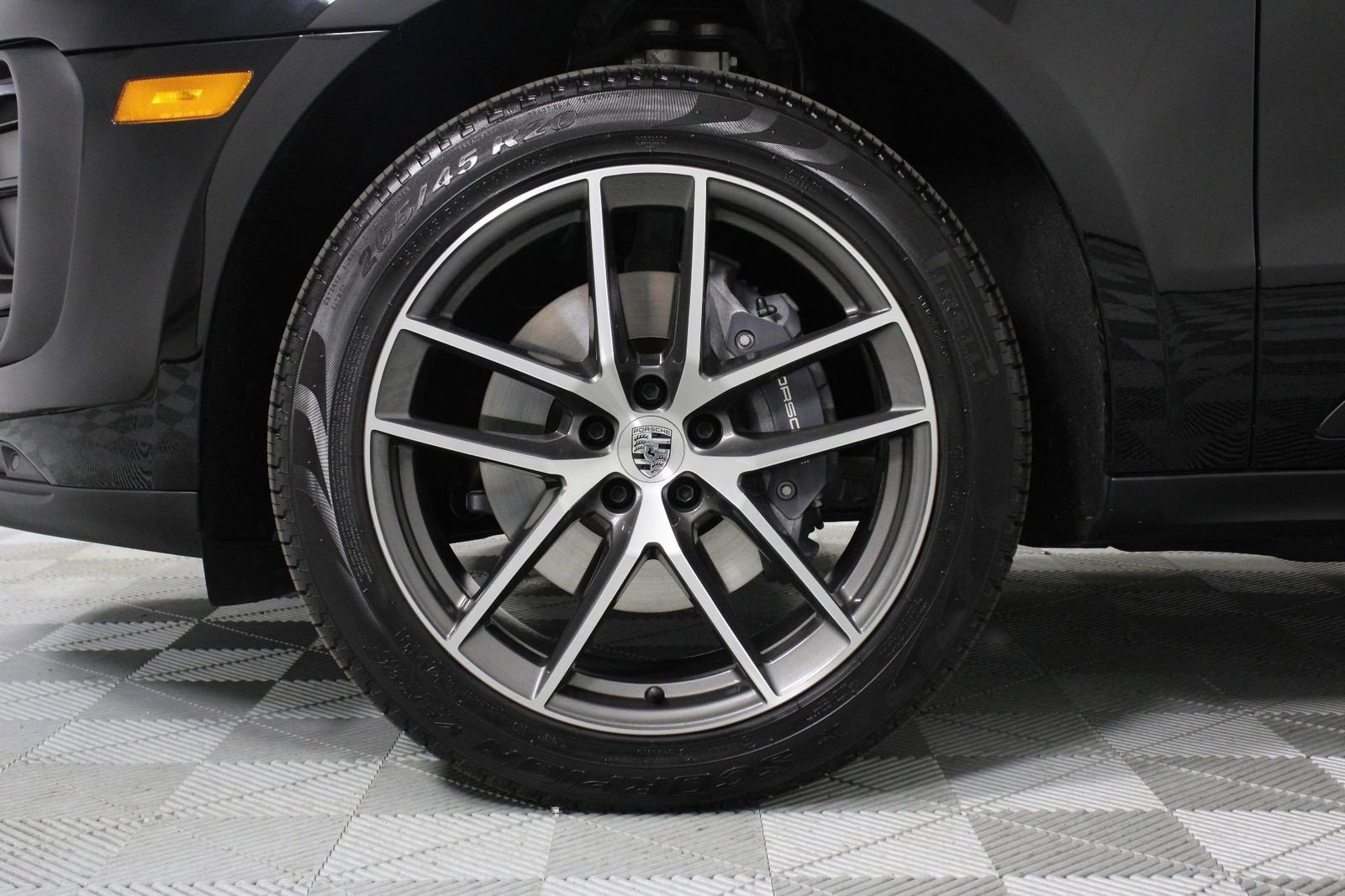 Certified 2025 Porsche Macan image 30