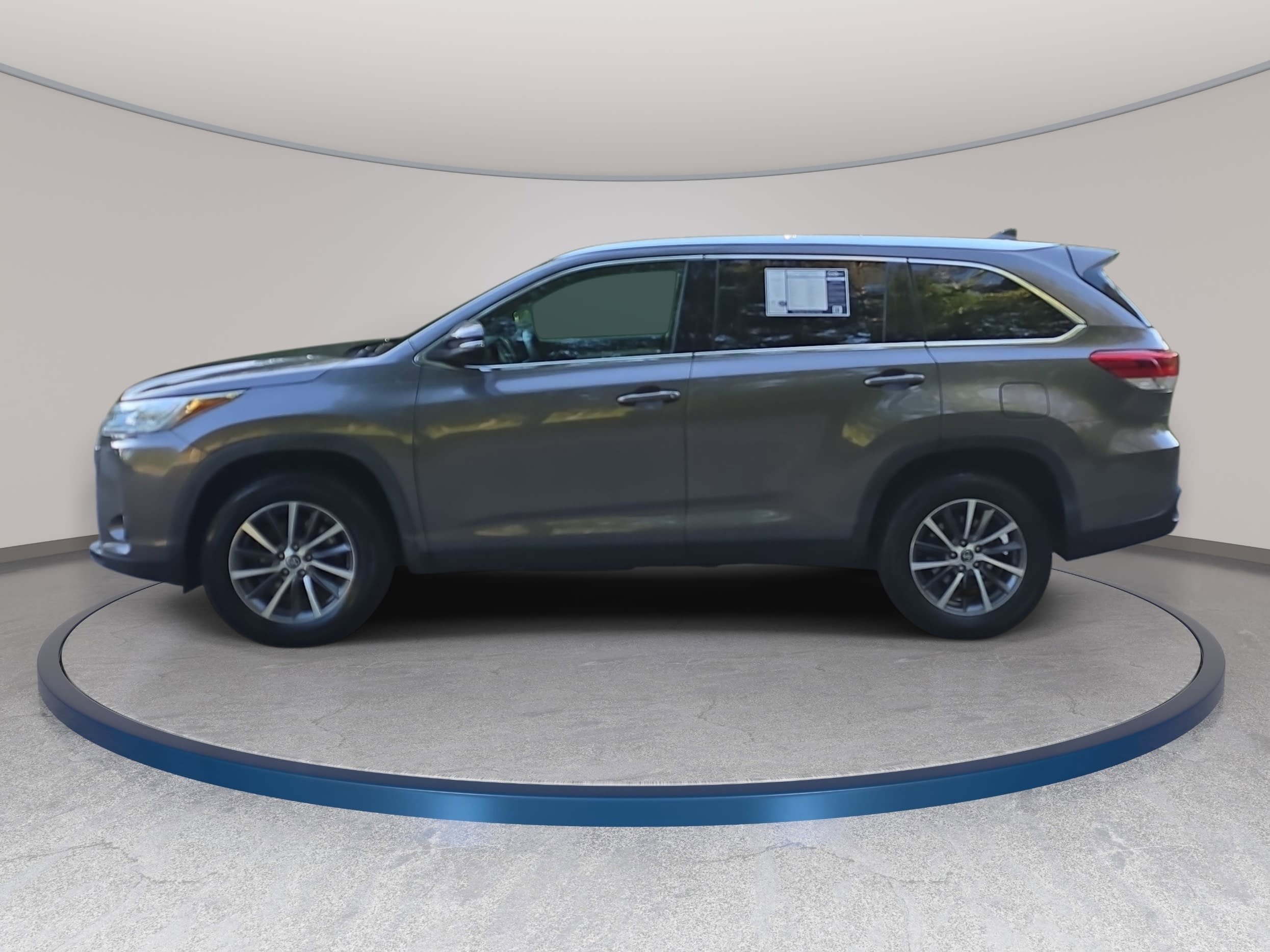 Used 2019 Toyota Highlander XLE FWD image 8