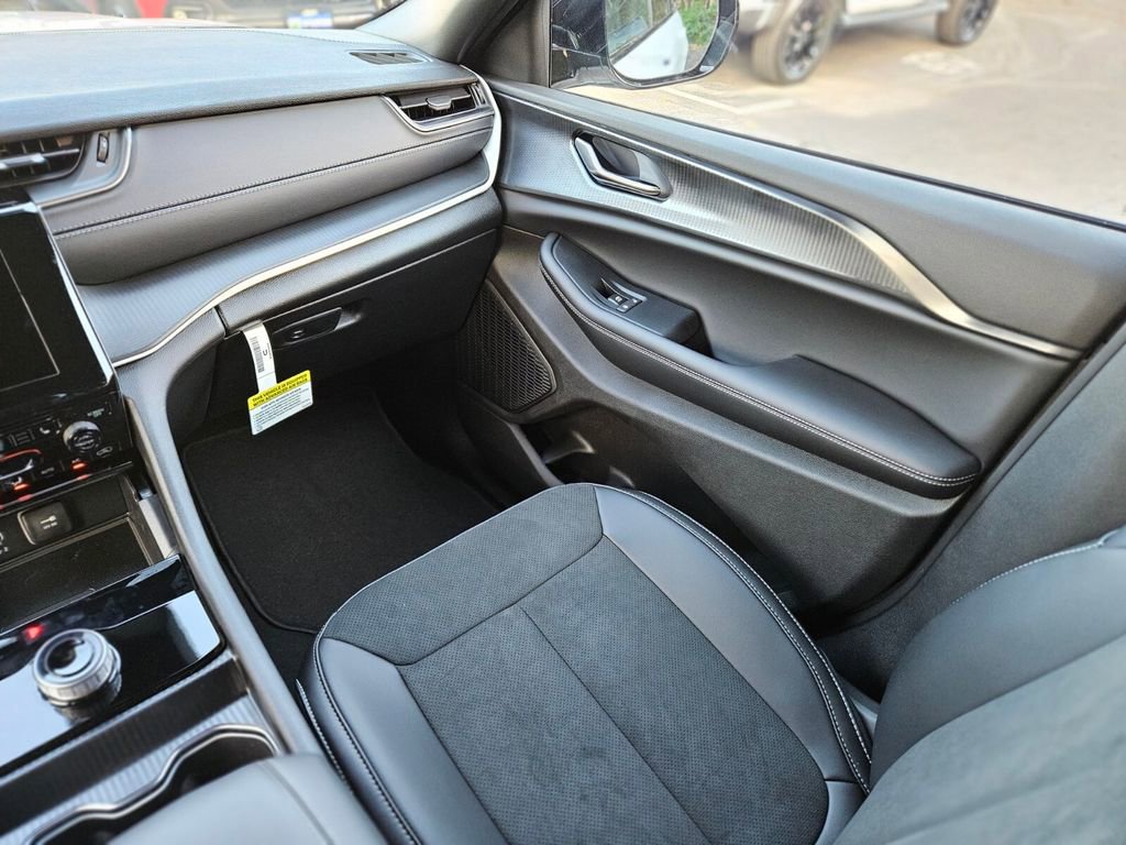 New 2025 Jeep Grand Cherokee Altitude image 15