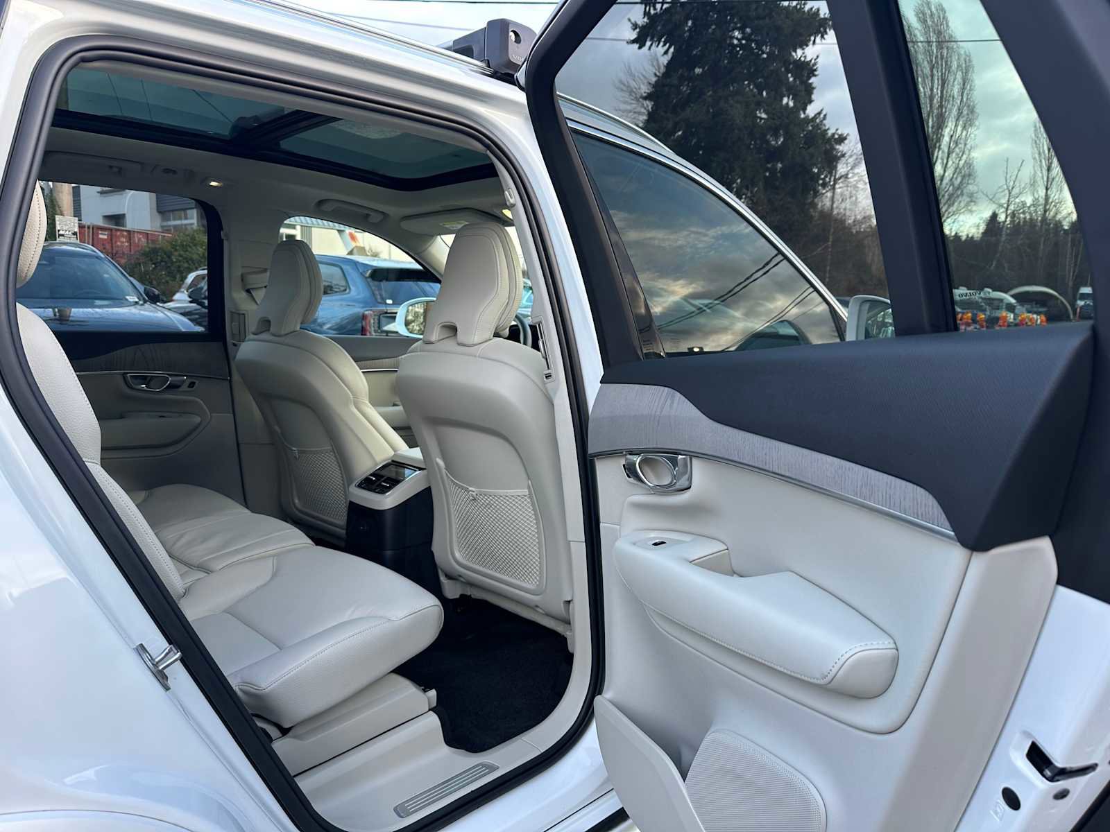 Used 2025 Volvo XC90 T8 Plus w/ Protection Package Premier image 13