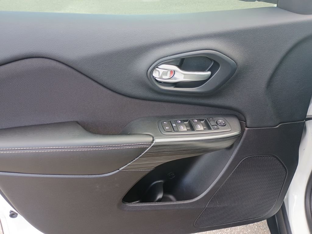 Used 2016 Jeep Cherokee Sport image 10