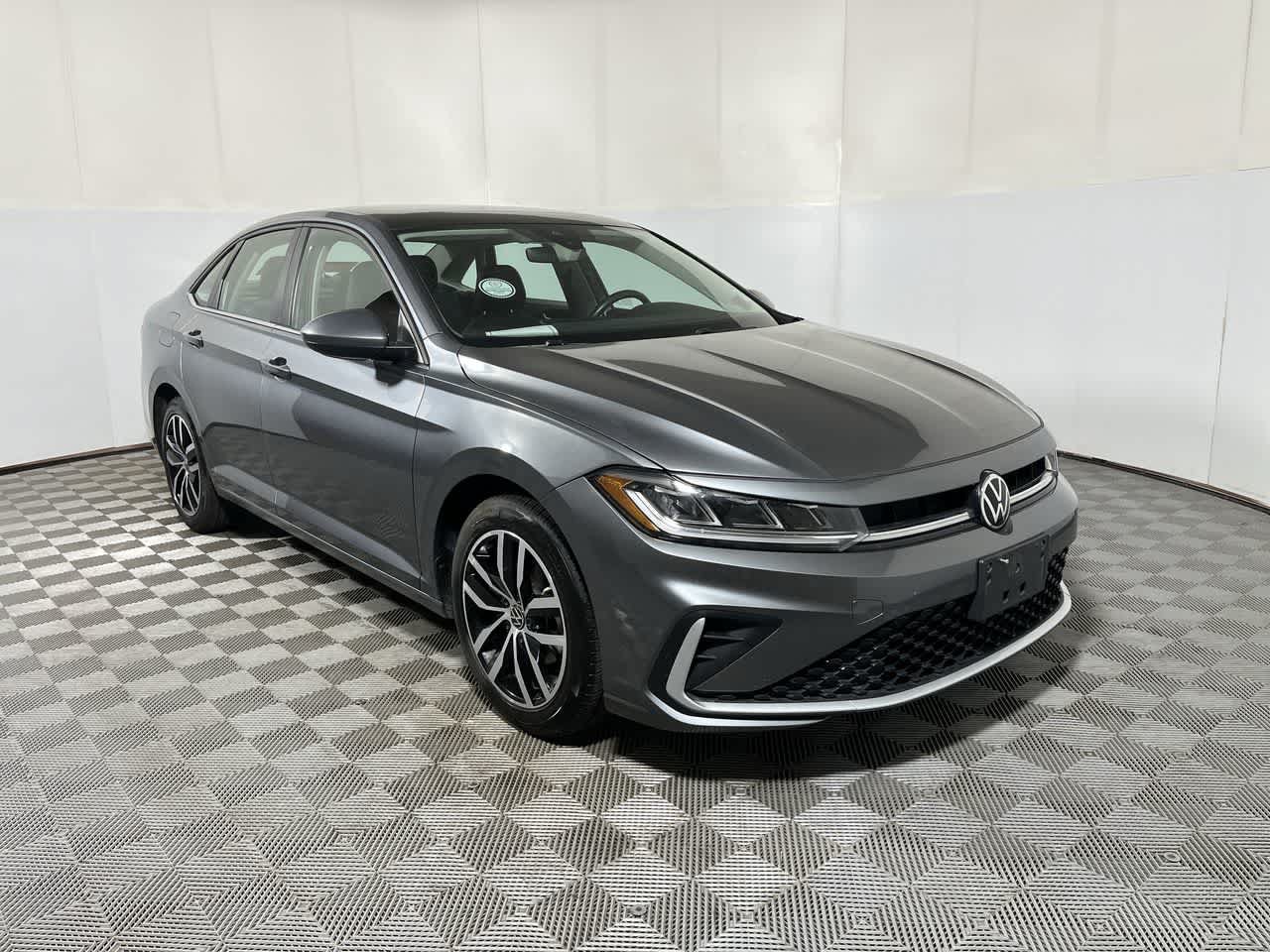 Used 2025 Volkswagen Jetta SE FWD image 2