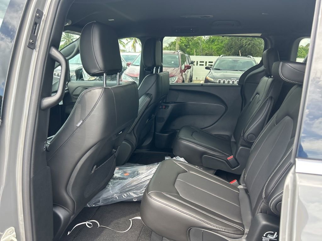 New 2025 Chrysler Pacifica Select image 32