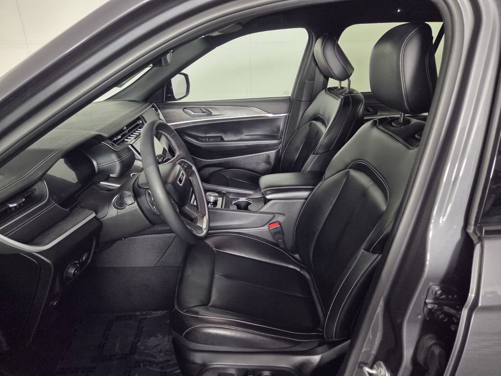 Certified 2025 Jeep Grand Cherokee Limited w/ MOPAR Finishing Package AWD/4WD image 12