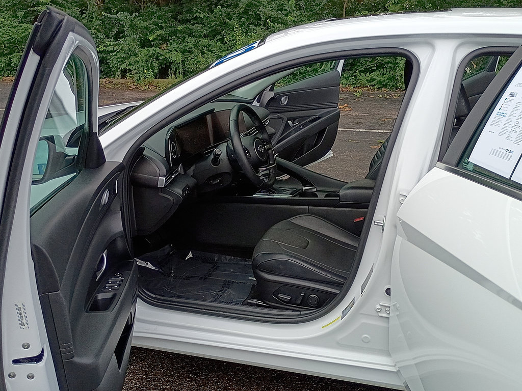 Used 2022 Hyundai Elantra Limited FWD image 11