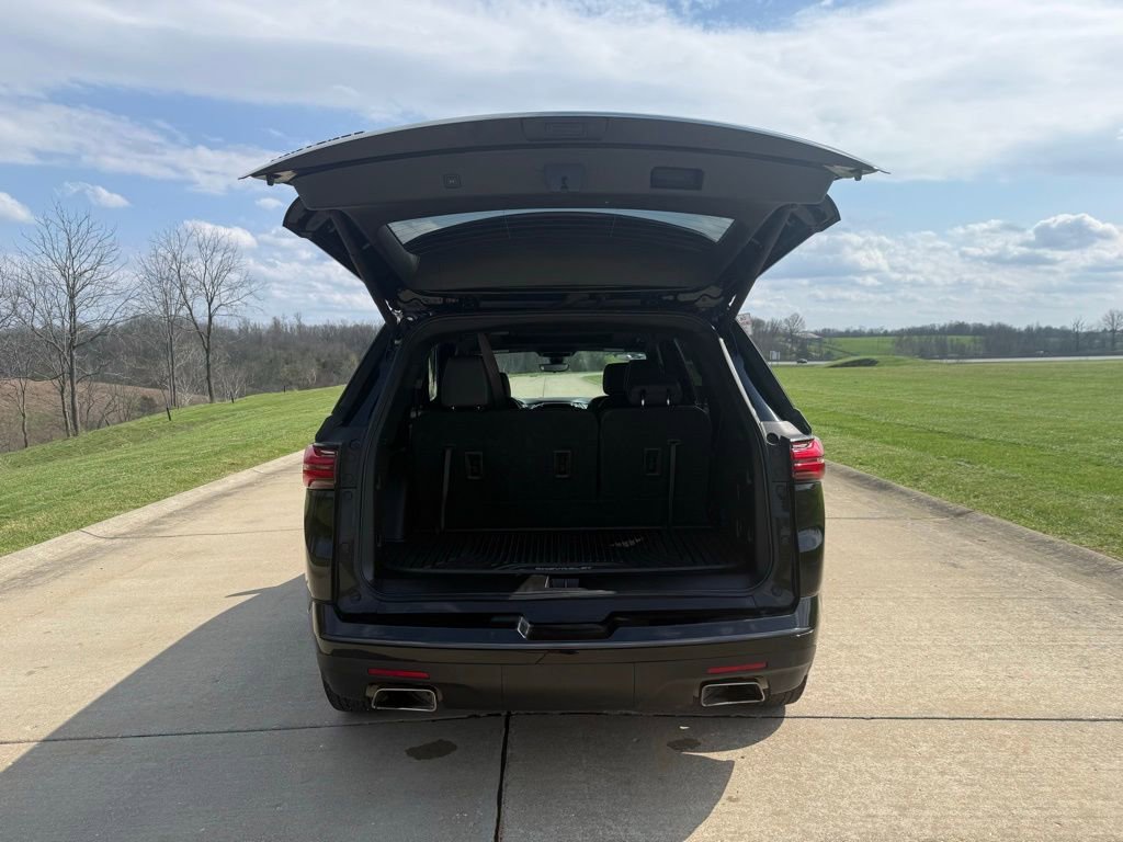 Used 2023 Chevrolet Traverse Premier w/ Redline Edition image 5