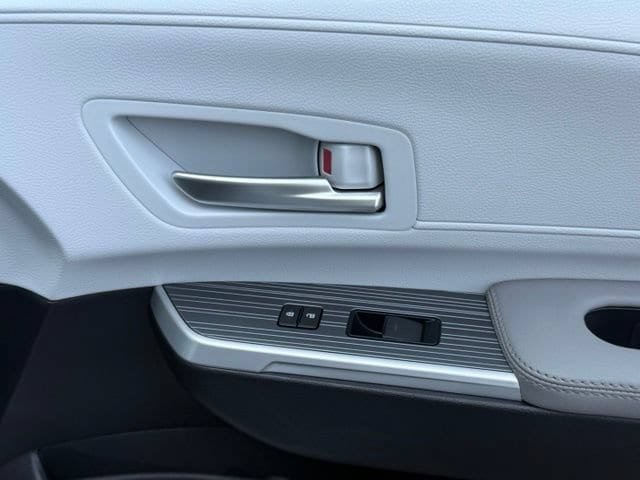 Used 2025 Toyota Sienna XLE FWD image 22