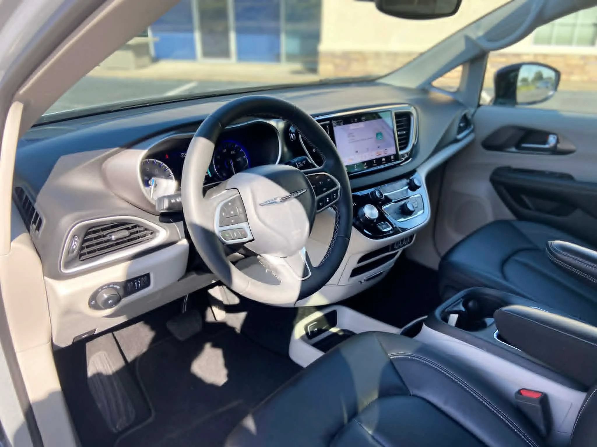 Used 2024 Chrysler Pacifica Touring-L FWD image 8