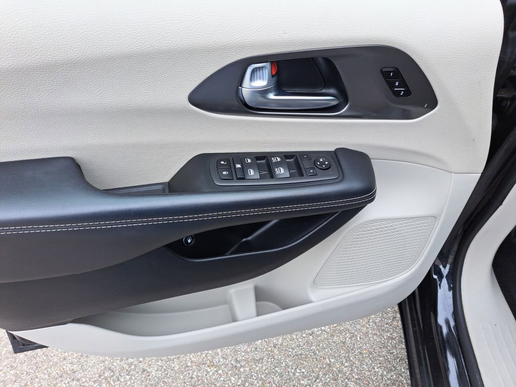 Used 2024 Chrysler Pacifica Select image 20