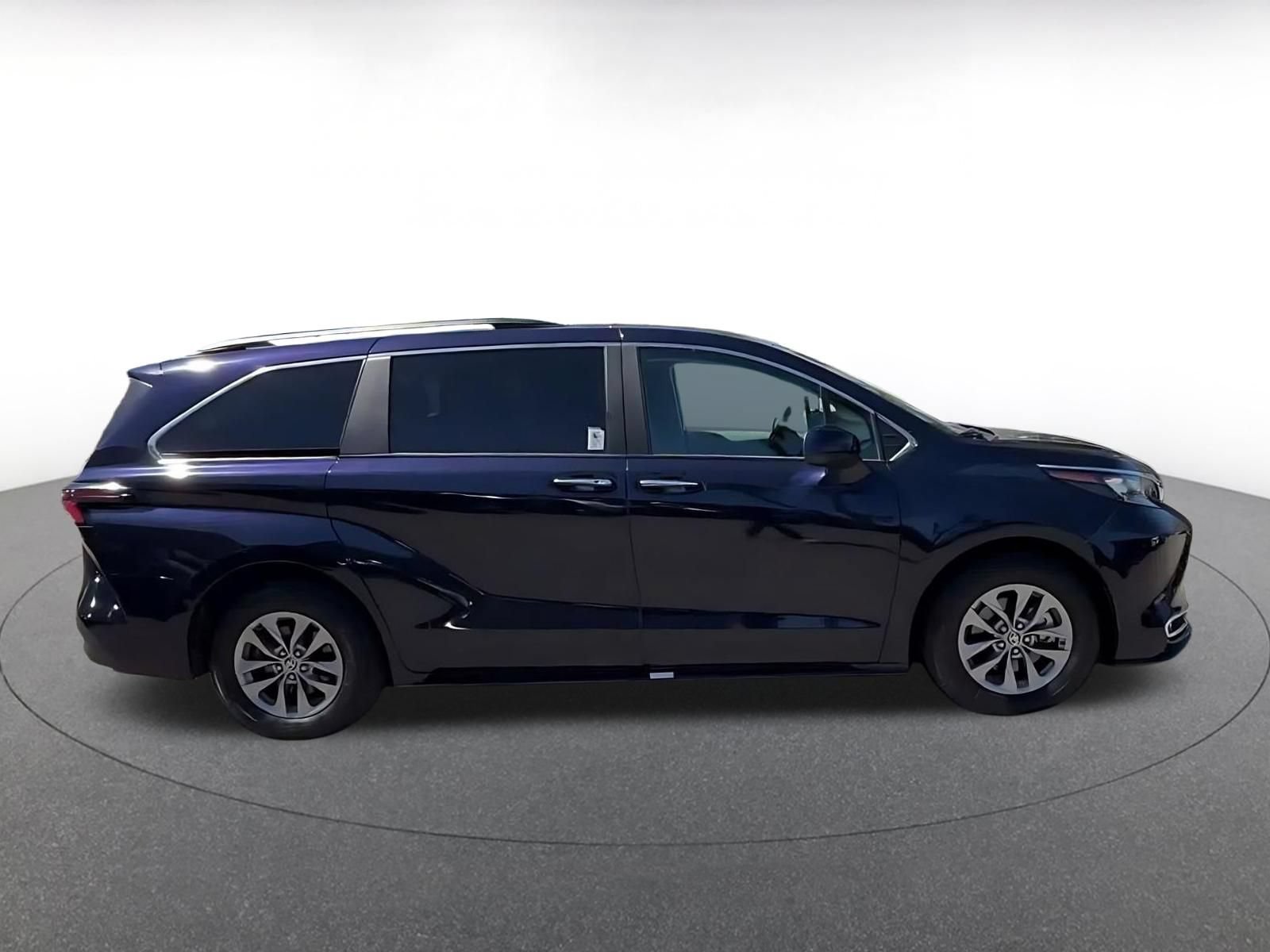 Used 2024 Toyota Sienna XLE FWD image 15